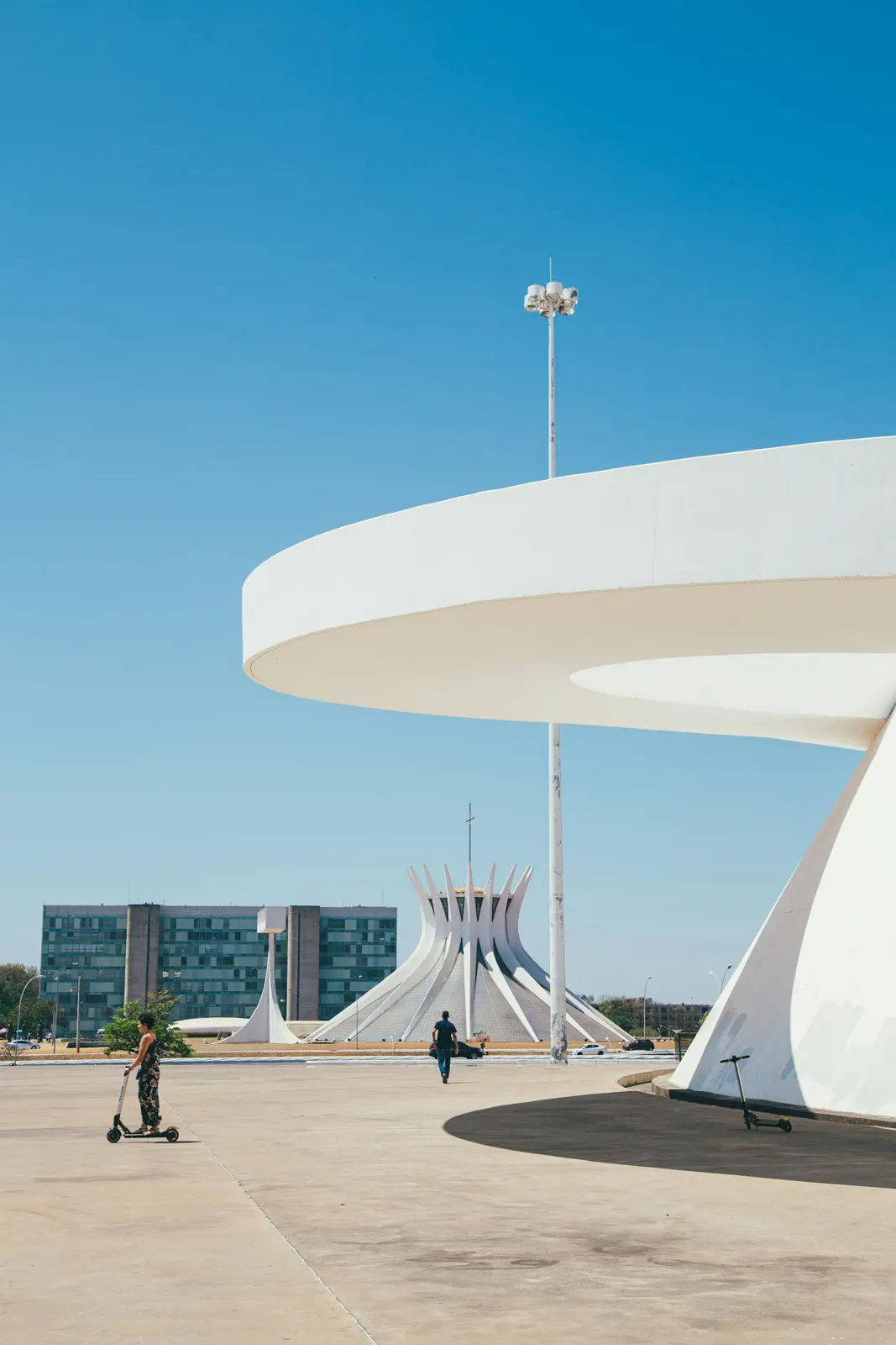 Arquitetura de Brasília sob céu azul